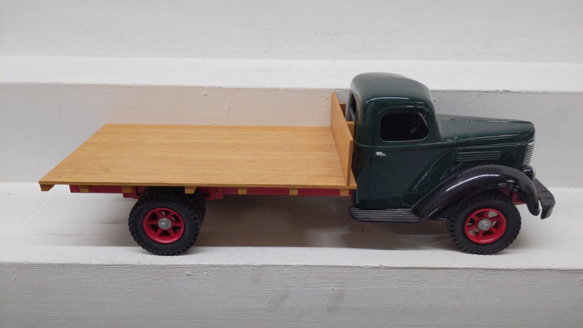 Brunswick Toys K-7 1:16 Scale International Flatbed Truck IH International EX/Box