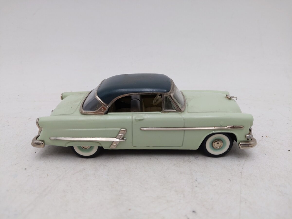 Collector's Classics 17822 1:43 1953 Ford Sunliner EX