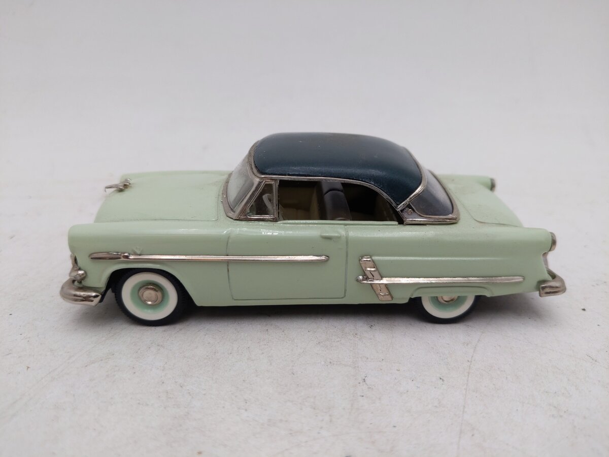 Collector's Classics 17822 1:43 1953 Ford Sunliner EX