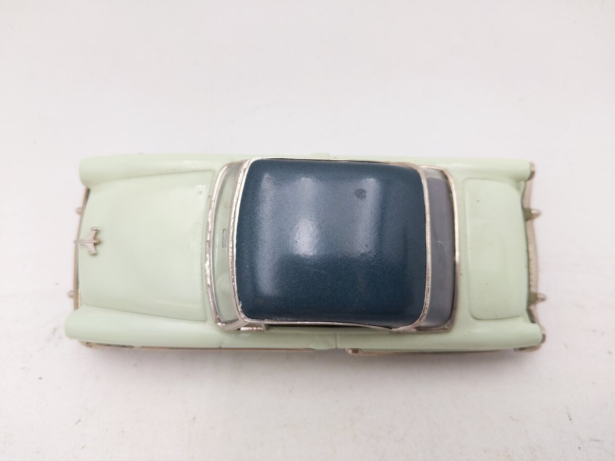 Collector's Classics 17822 1:43 1953 Ford Sunliner EX