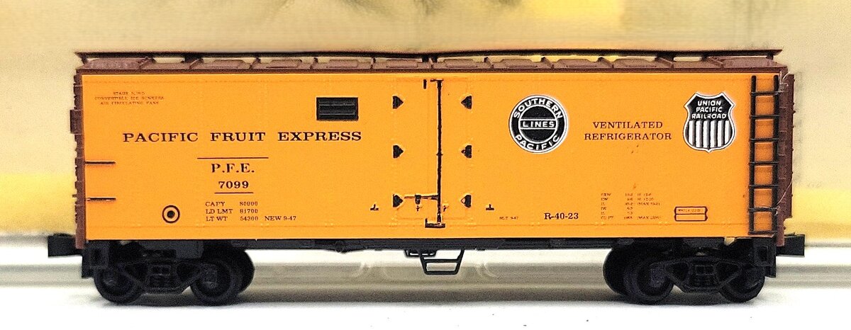 InterMountain 60501-07 N Pacific Fruit Express Steel Sided Ice Bunker #7099 LN