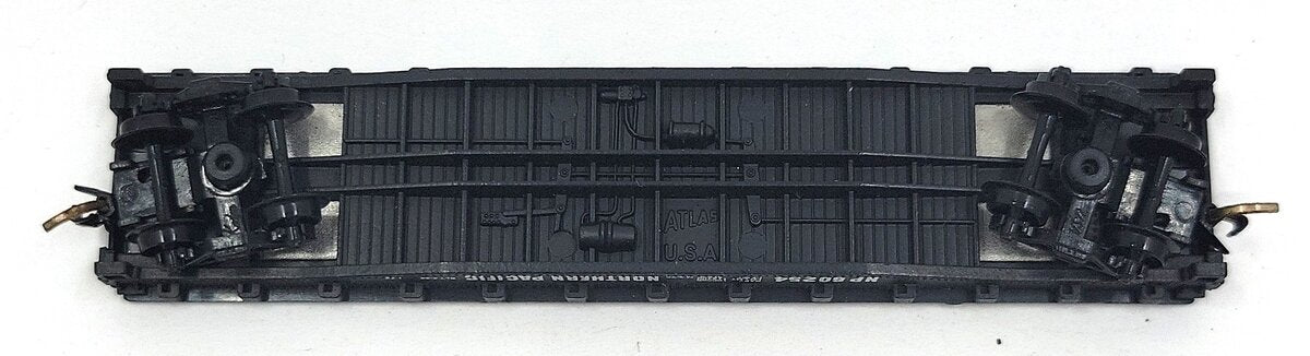 Atlas 3809 N Scale Northern Pacific 50' Flat Car with Stakes #60254 EX/Box