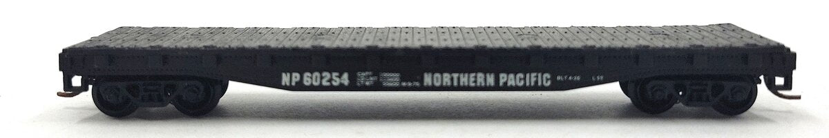 Atlas 3809 N Scale Northern Pacific 50' Flat Car with Stakes #60254 EX/Box