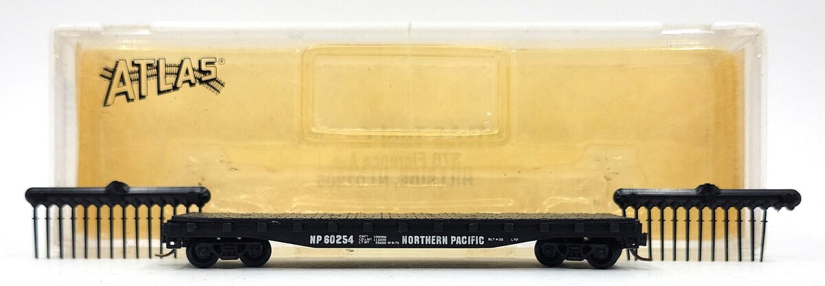 Atlas 3809 N Scale Northern Pacific 50' Flat Car with Stakes #60254 EX/Box