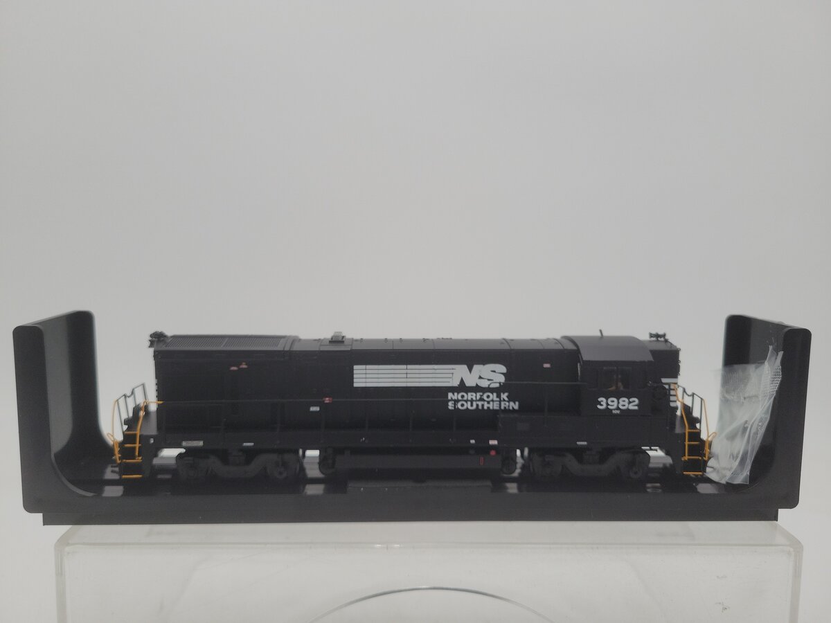 Atlas 10004700 HO Norfolk Southern Silver B23-7 Low Nose Diesel Locomotive #3982 NIB