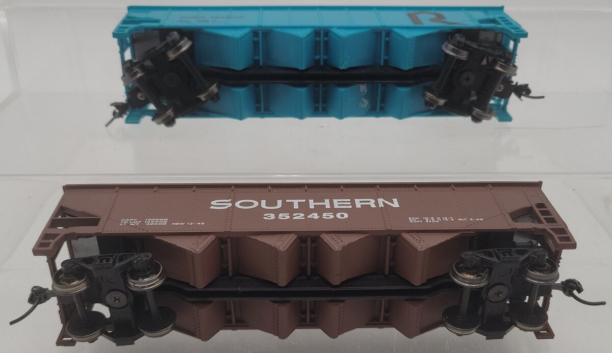 Athearn HO Scale Rock & Southern Hopper Cars #352450 & #133274 W/ Coal Loads [2] EX
