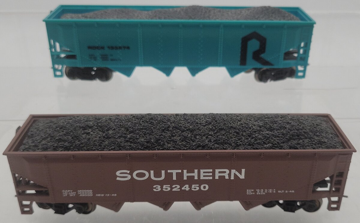 Athearn HO Scale Rock & Southern Hopper Cars #352450 & #133274 W/ Coal Loads [2] EX