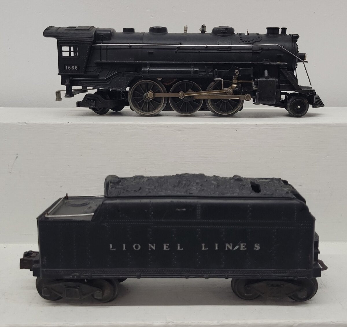 Lionel 1666 Vintage O 2-6-2 Diecast Steam Locomotive & 2466WX Tender VG