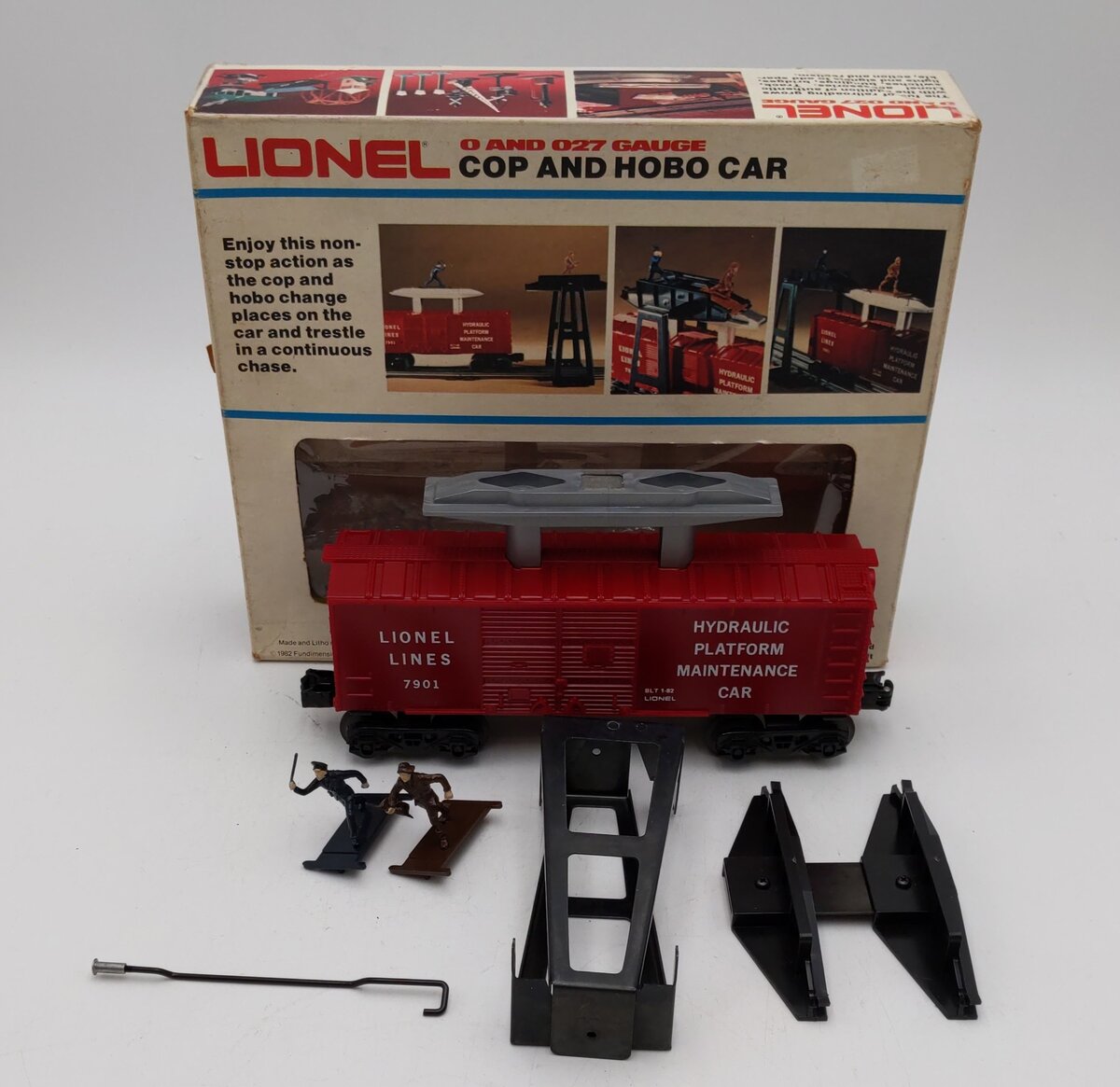 Lionel 6-7901 O Gauge Operating Cop & Hobo Car VG/Box