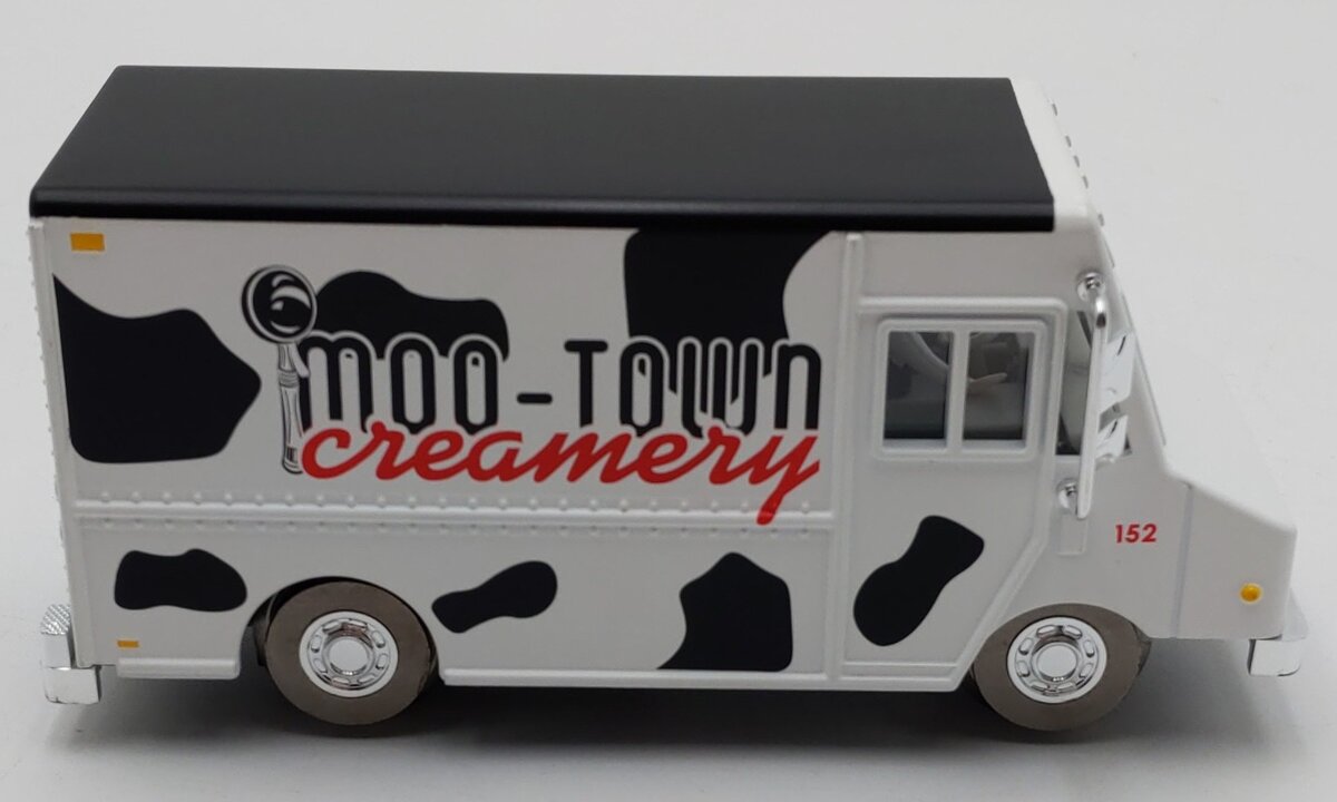 Lionel 6-21651 O Gauge Superstreets Moo-Town Creamery Van #152 LN/Box
