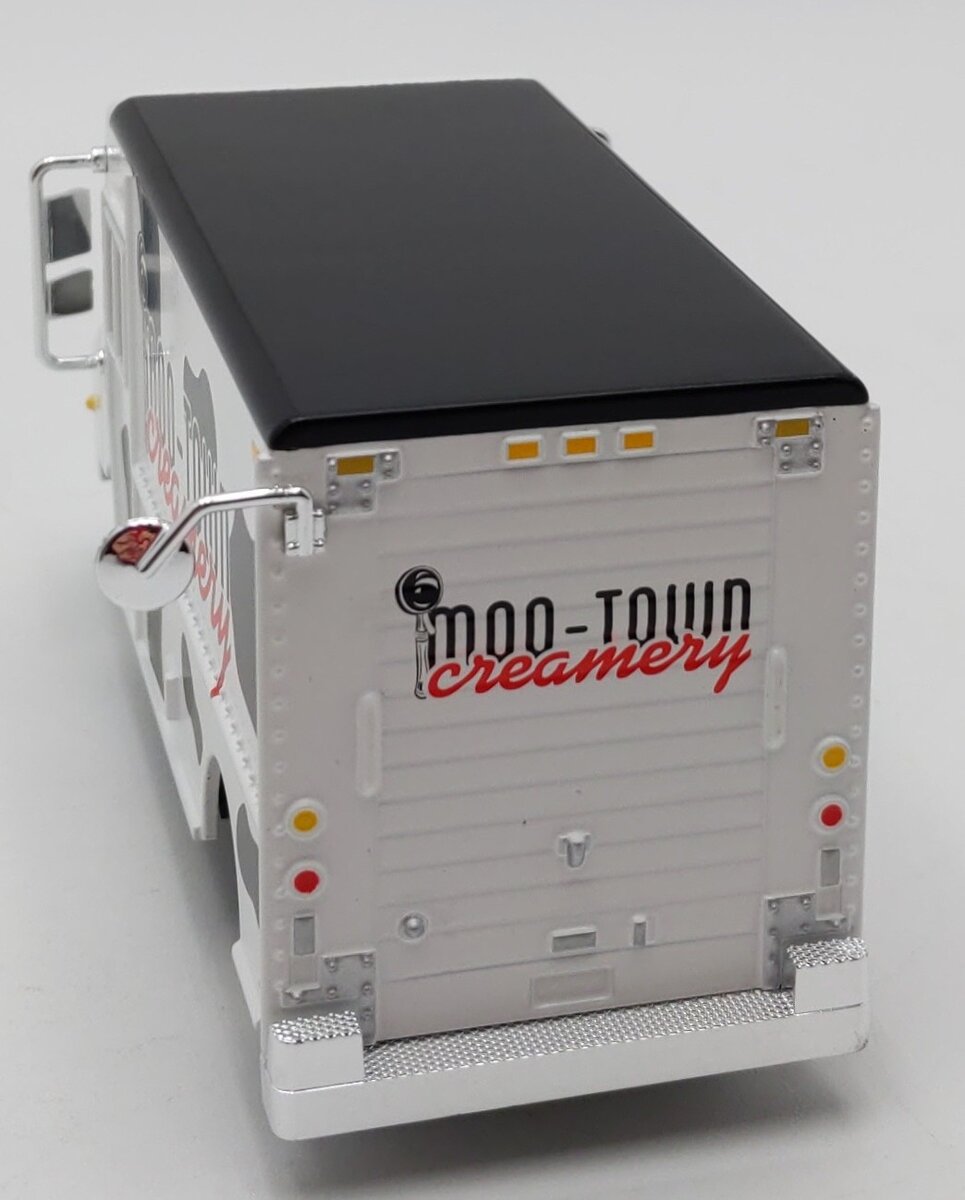 Lionel 6-21651 O Gauge Superstreets Moo-Town Creamery Van #152 LN/Box