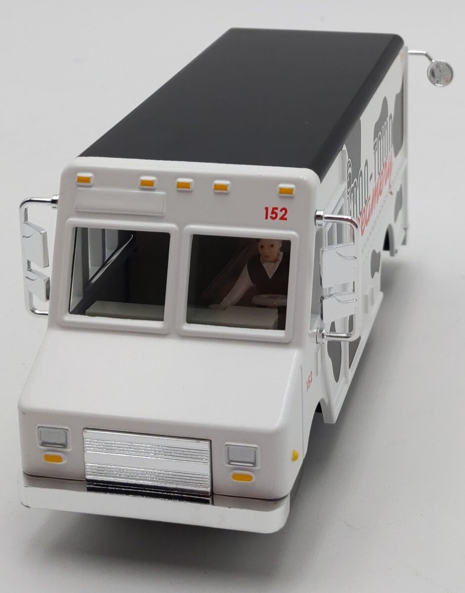 Lionel 6-21651 O Gauge Superstreets Moo-Town Creamery Van #152 LN/Box