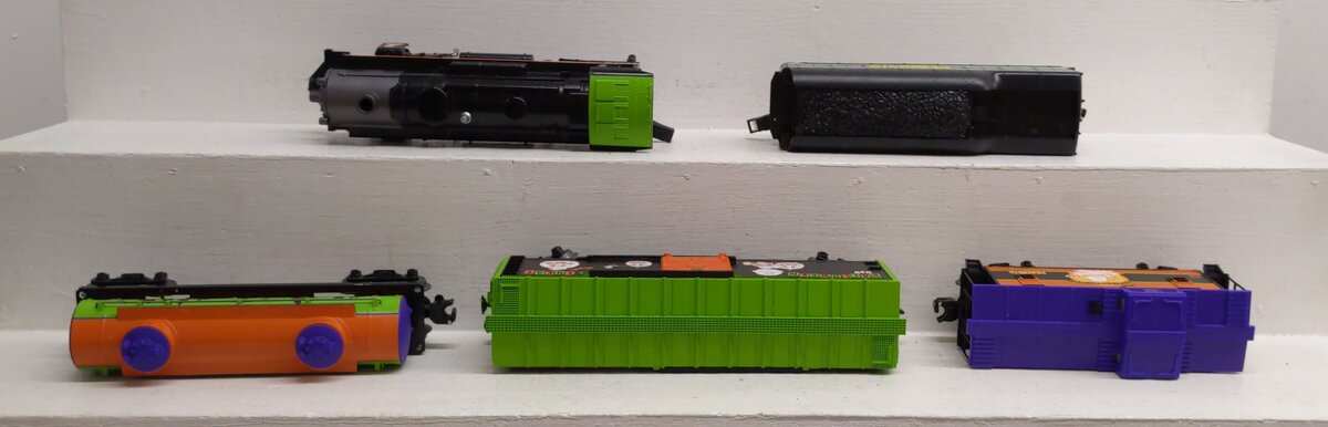Lionel 6-30214 Peanuts Halloween LionChief O Gauge Steam Freight Train Set EX/Box