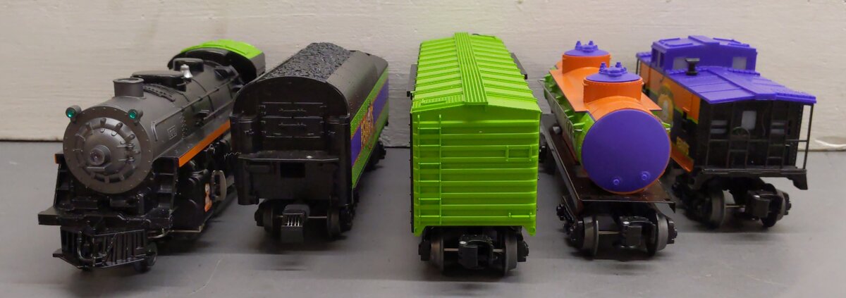 Lionel 6-30214 Peanuts Halloween LionChief O Gauge Steam Freight Train Set EX/Box