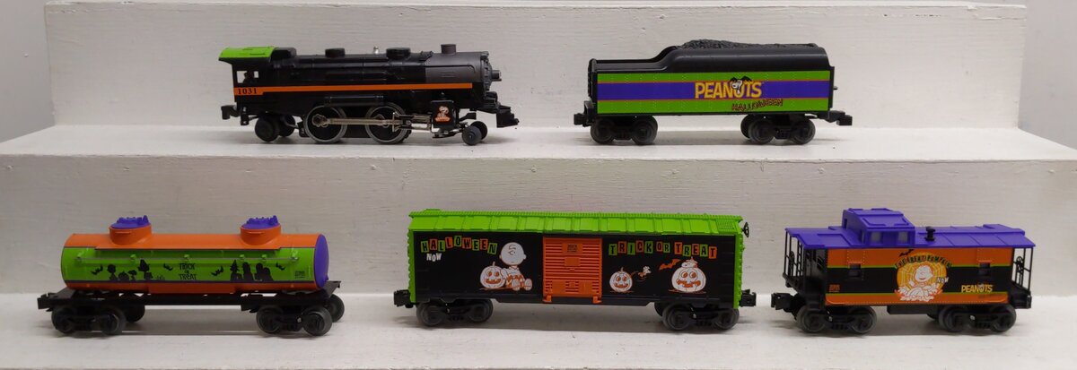 Lionel 6-30214 Peanuts Halloween LionChief O Gauge Steam Freight Train Set EX/Box