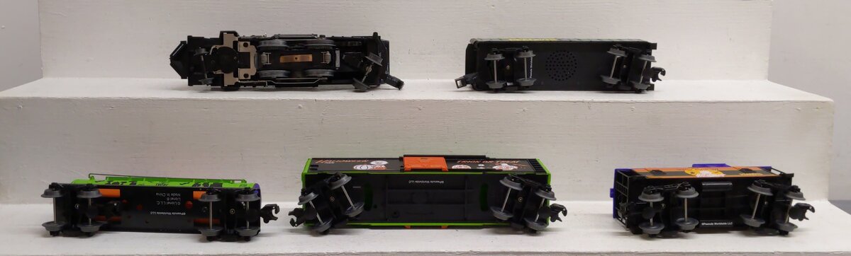 Lionel 6-30214 Peanuts Halloween LionChief O Gauge Steam Freight Train Set EX/Box