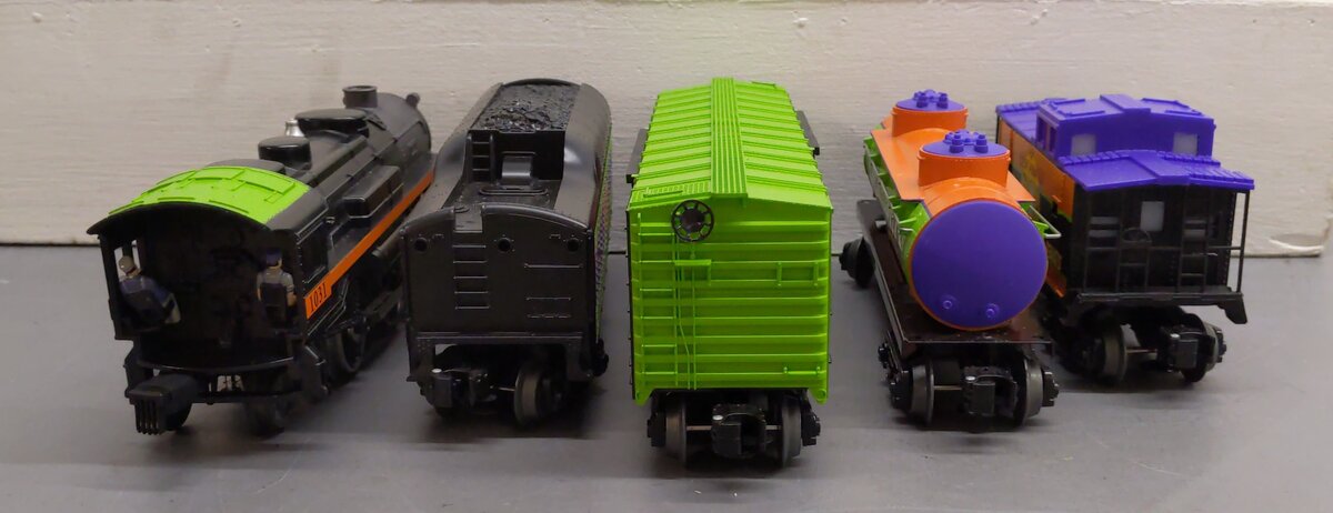 Lionel 6-30214 Peanuts Halloween LionChief O Gauge Steam Freight Train Set EX/Box