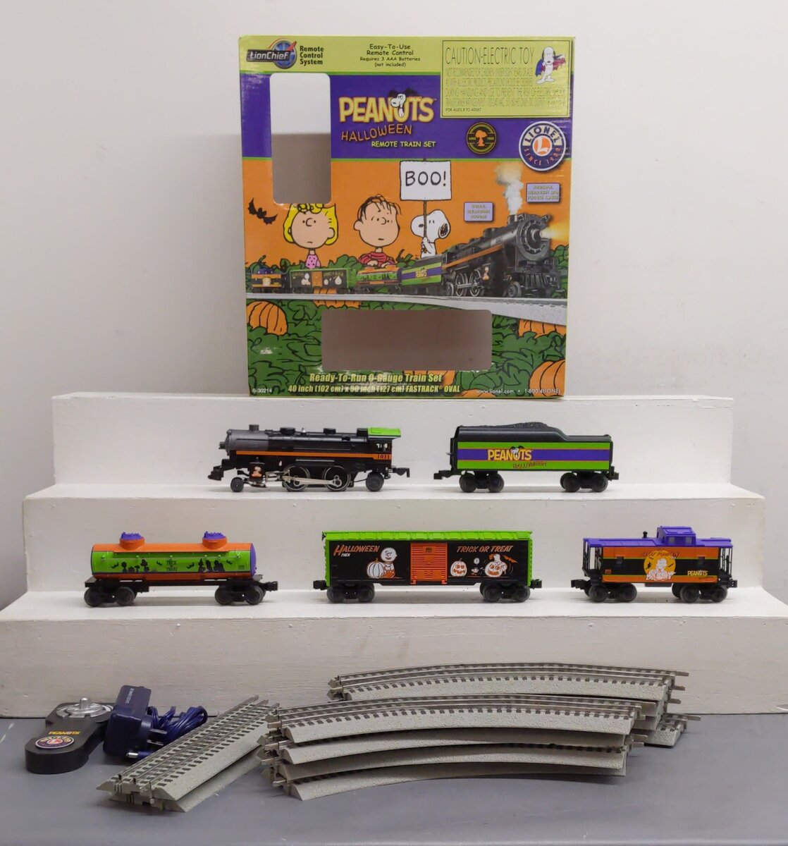 Lionel 6-30214 Peanuts Halloween LionChief O Gauge Steam Freight Train Set EX/Box