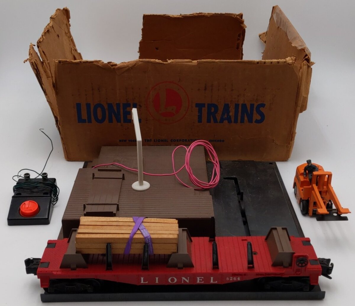 Lionel 264 Vintage O Operating Forklift Platform with 6264 Lumber Car VG/Box