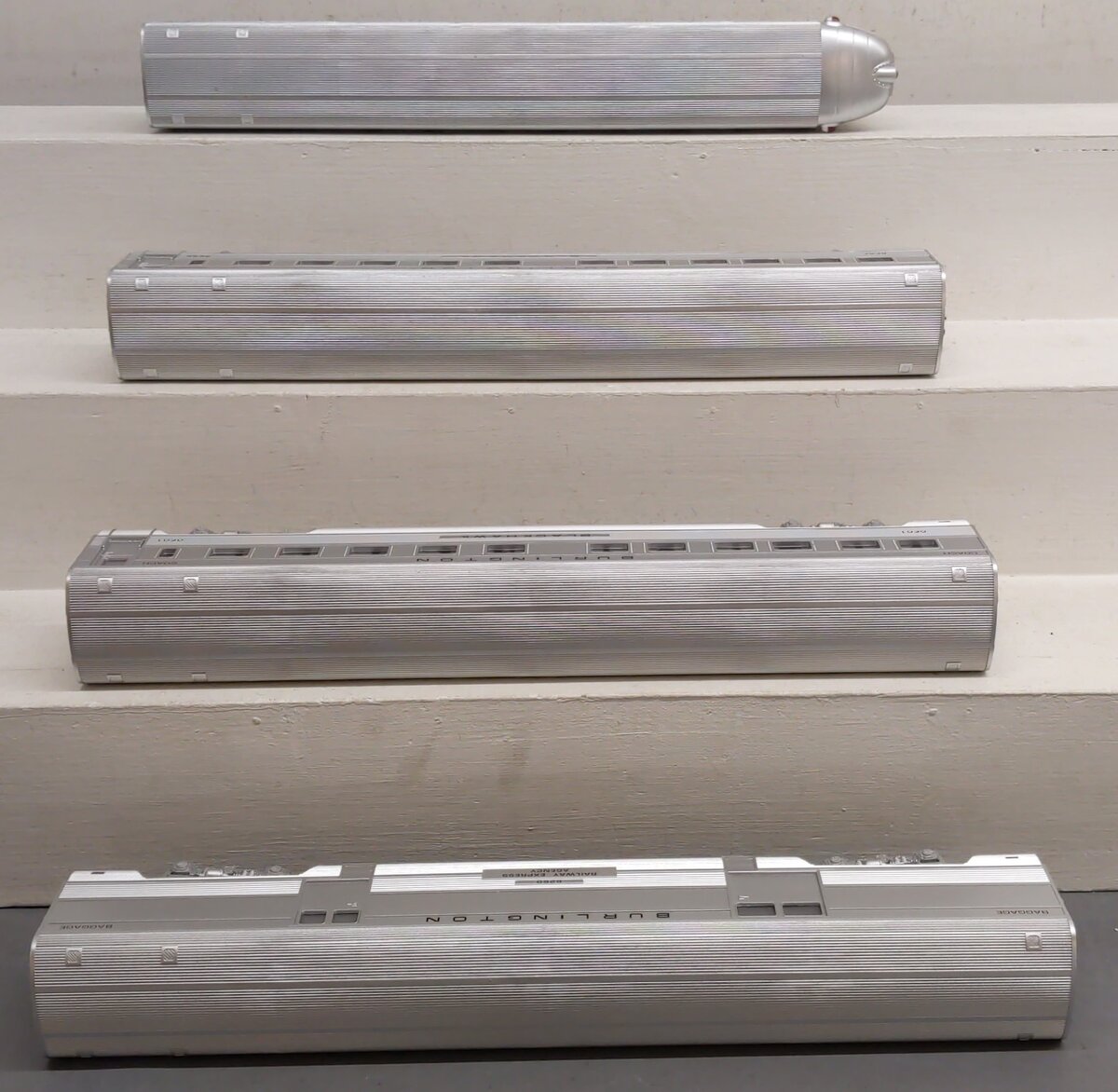 Williams 43154 CB&Q 72 Ft. Streamline Passenger Car (Pack of 4) EX/Box