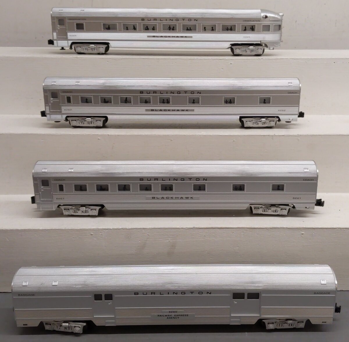 Williams 43154 CB&Q 72 Ft. Streamline Passenger Car (Pack of 4) EX/Box