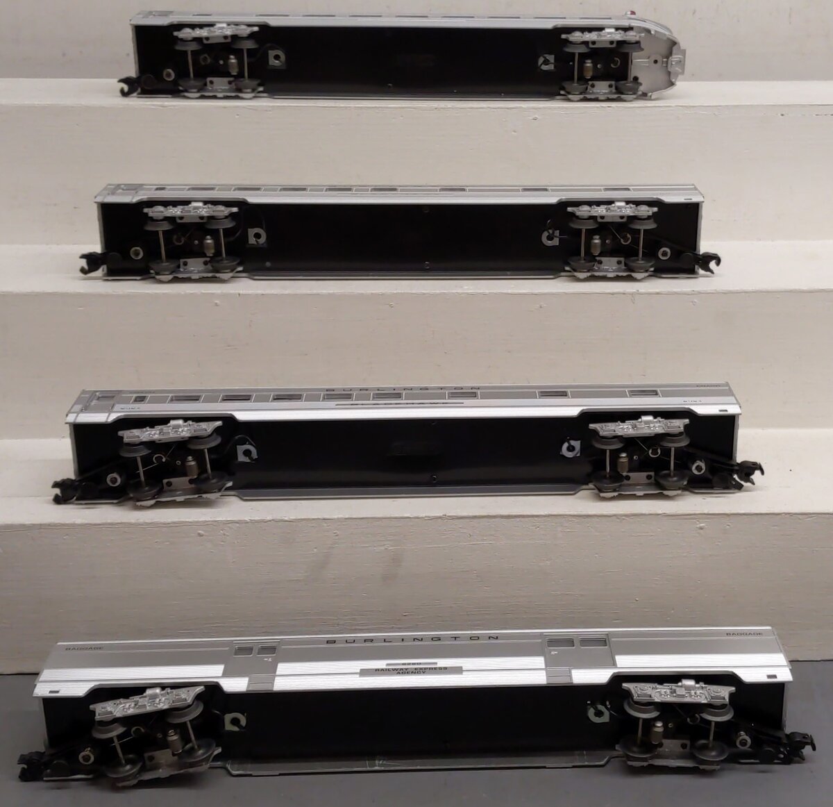 Williams 43154 CB&Q 72 Ft. Streamline Passenger Car (Pack of 4) EX/Box