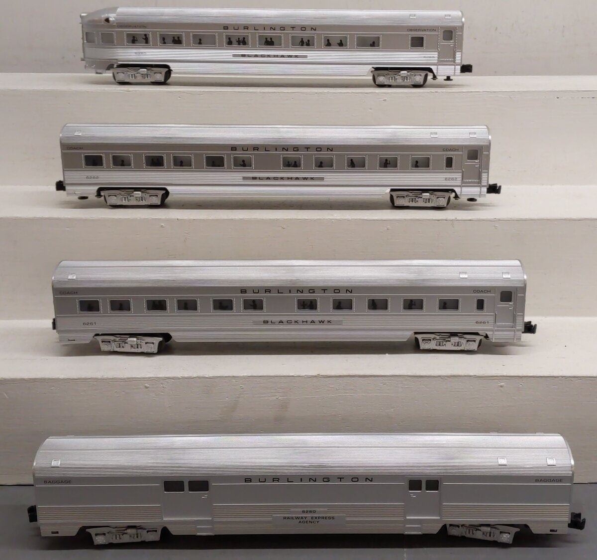 Williams 43154 CB&Q 72 Ft. Streamline Passenger Car (Pack of 4) EX/Box