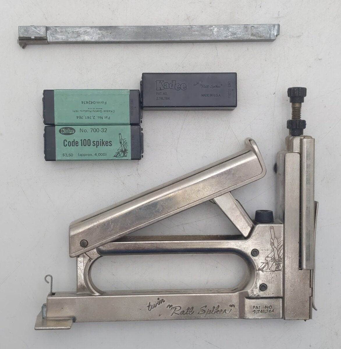 Kadee Twin Rail Spiker with Code 100 Spikes VG