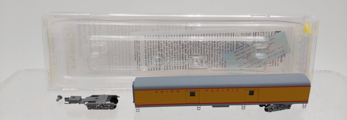MicroTrains 55300010 Z Scale Union Pacific Smoothside Baggage Car VG/Box