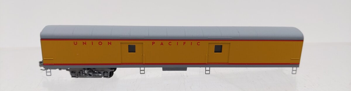 MicroTrains 55300010 Z Scale Union Pacific Smoothside Baggage Car VG/Box