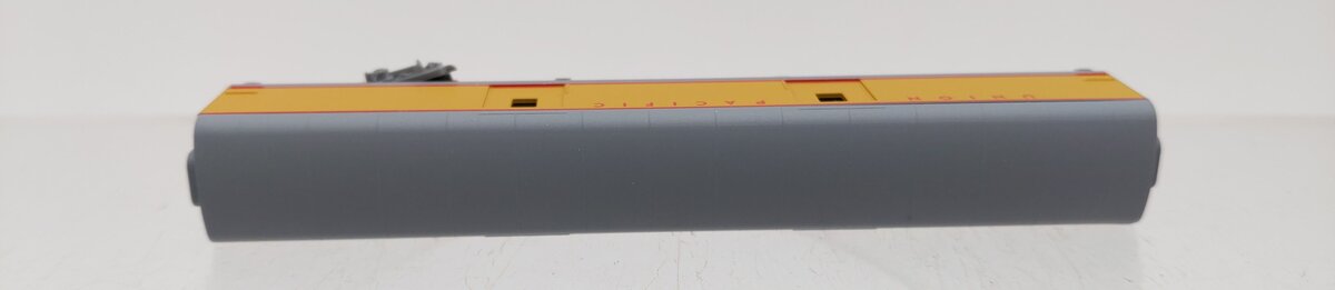 MicroTrains 55300010 Z Scale Union Pacific Smoothside Baggage Car VG/Box