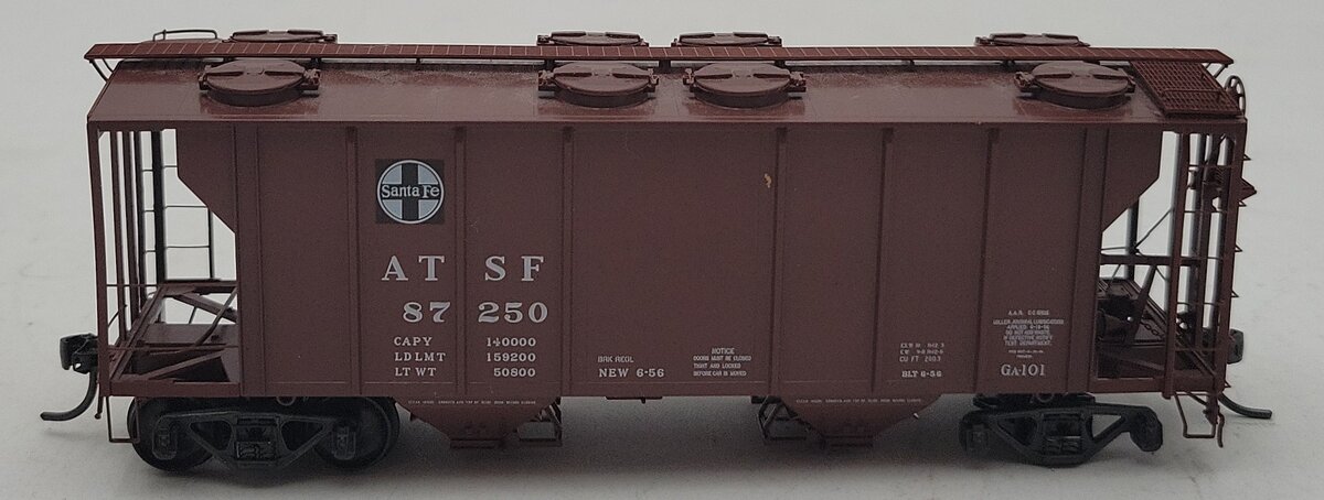 Kadee 8613 HO Atchison, Topeka & Santa Fe PS-2 2-Bay Covered Hopper #87250  VG/Box