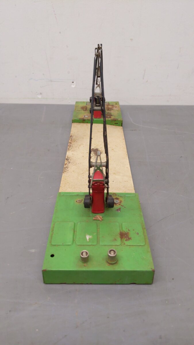 Lionel Vintage O Signs, Crossings, & Gateman: 152, 68, 58, 69, 45 [9] VG