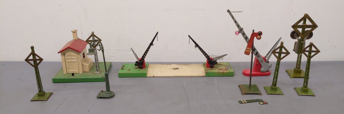 Lionel Vintage O Signs, Crossings, & Gateman: 152, 68, 58, 69, 45 [9] VG