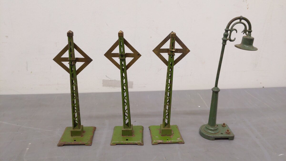 Lionel Vintage O Signs, Crossings, & Gateman: 152, 68, 58, 69, 45 [9] VG
