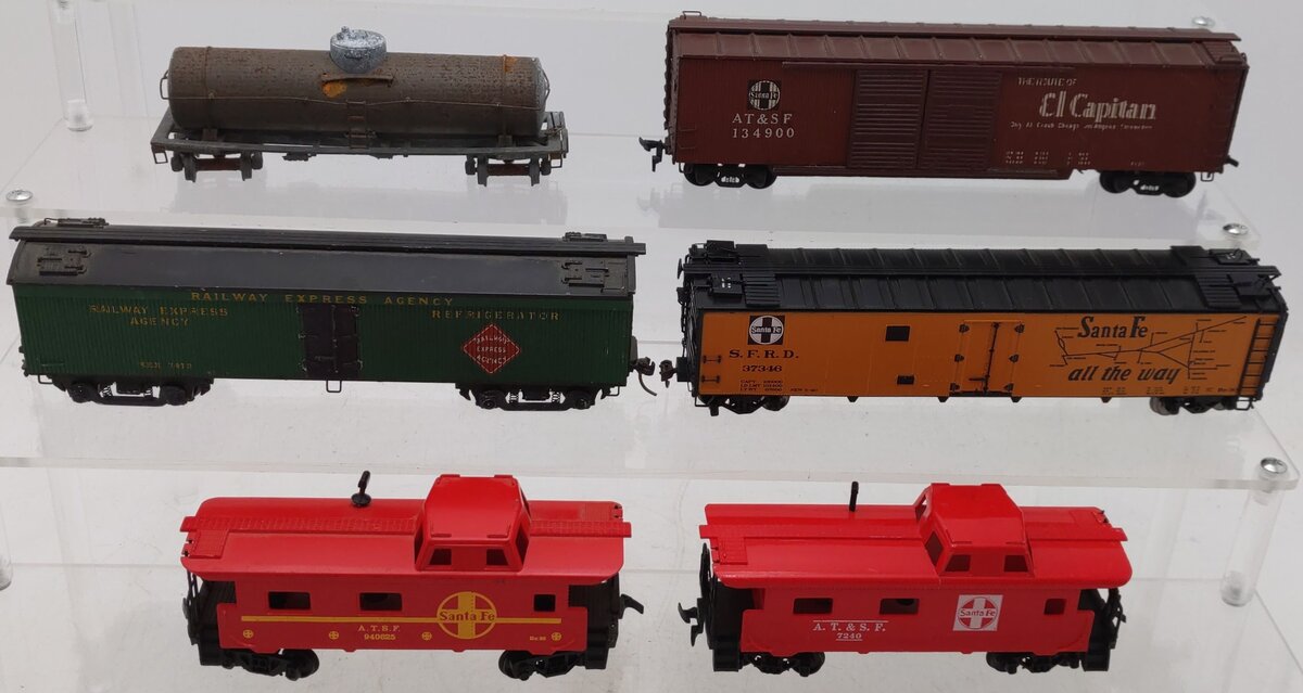 HO Scale Assorted Freight Cars [6]