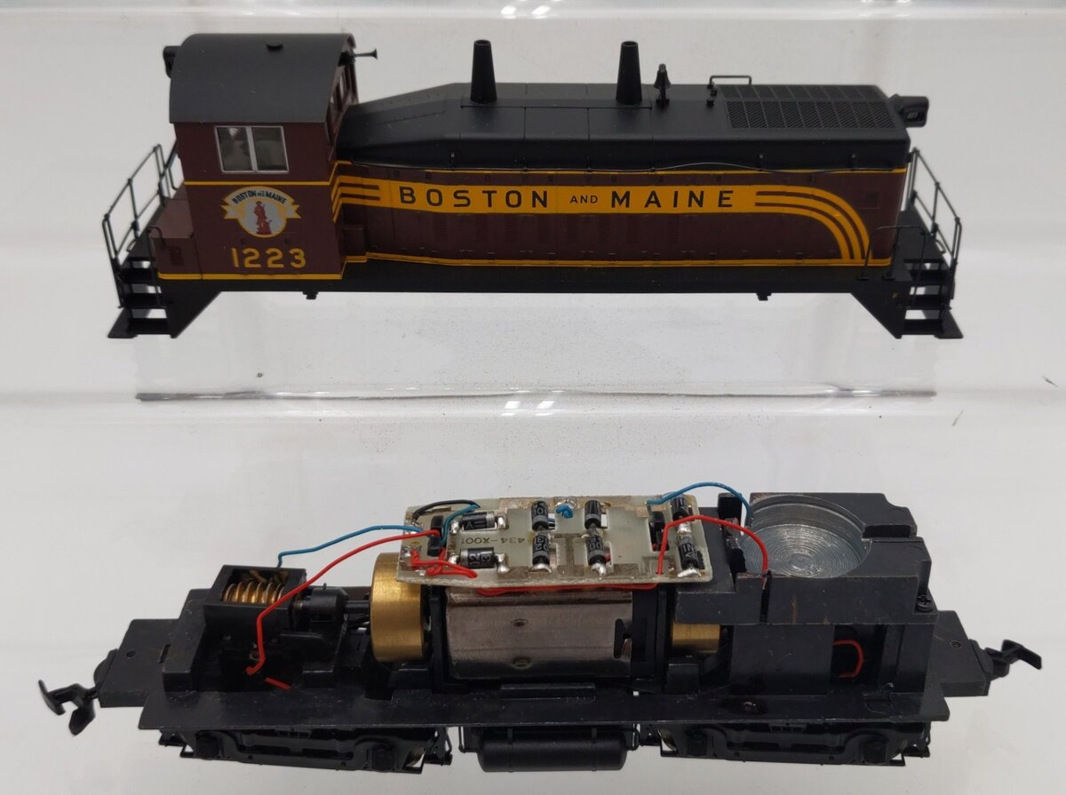 Proto 2000 8737 HO Boston & Maine SW9/1200 Locomotive #1223 EX/Box