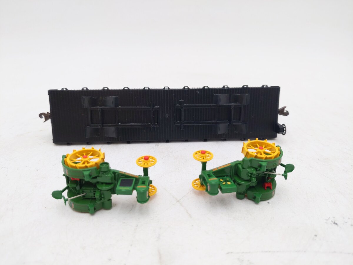 Athearn 8156 HO Gauge John Deere 40' Flat Car w/ Waterloo Boy Tractors EX/Box