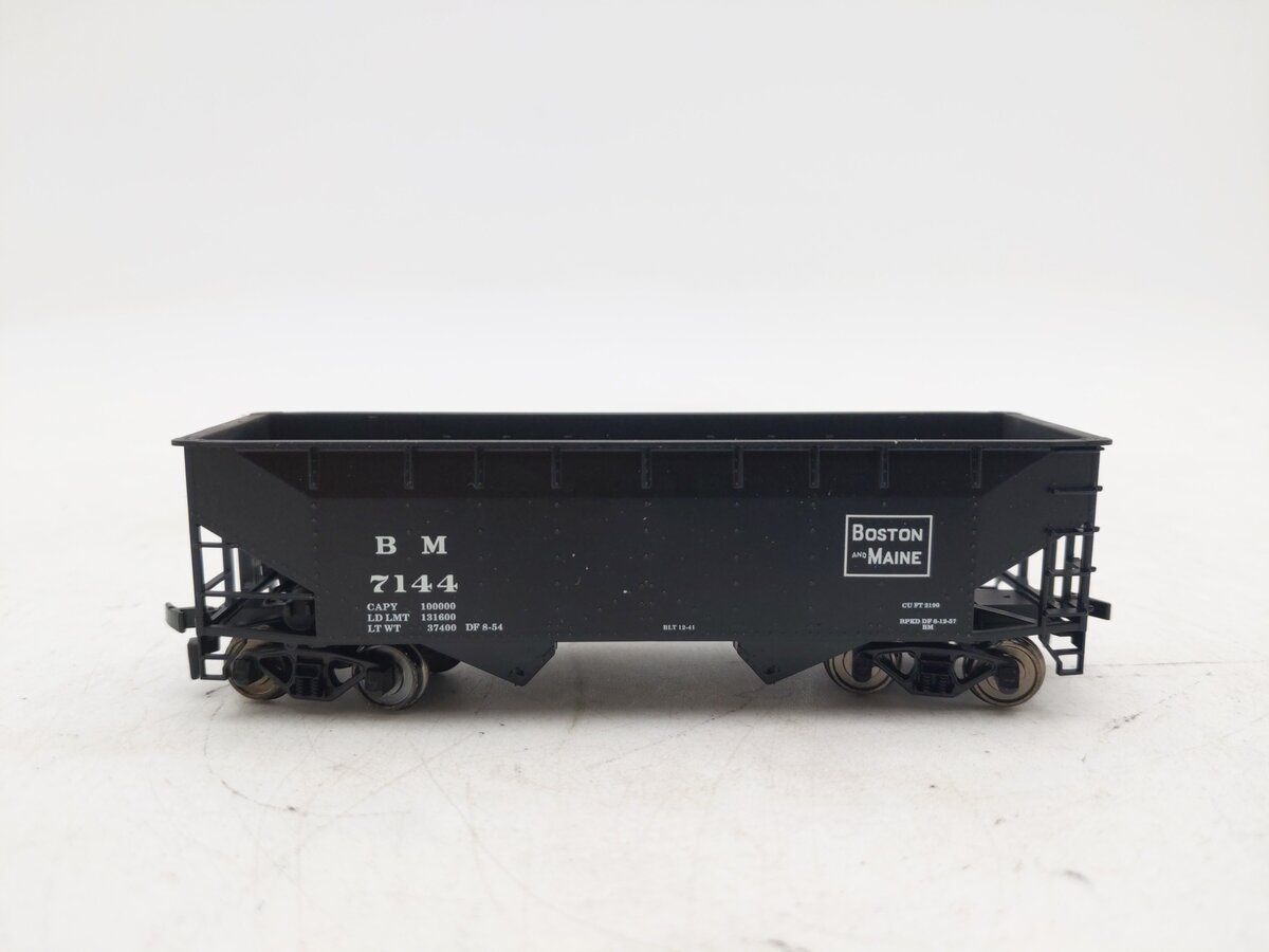 Atlas 1862 HO Scale B&M 2 Bay Offset Side Hopper #7144 EX/Box