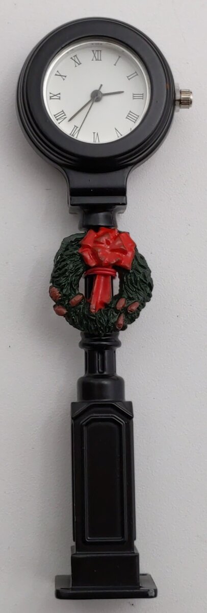 Lionel 6-37968 O LRRC Christmas Old Style Clock Tower w/Wreath LN/Box