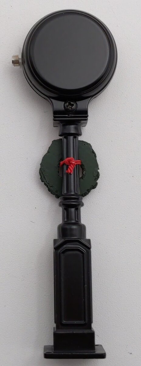 Lionel 6-37968 O LRRC Christmas Old Style Clock Tower w/Wreath LN/Box