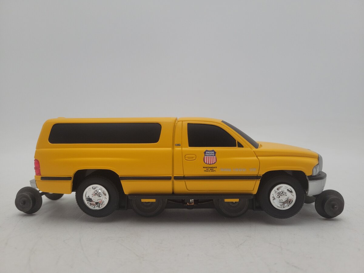 Lionel 6-18439 O Gauge Union Pacific Dodge Ram Track Inspection Vehicle EX/Box