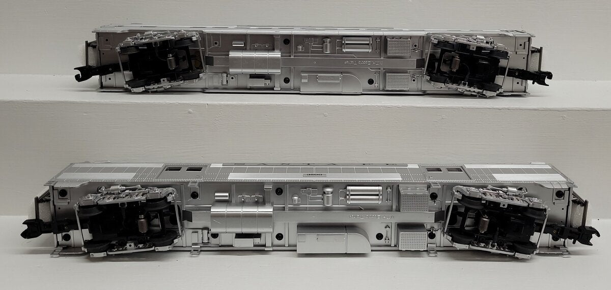 MTH 20-69115 O SF 70' Streamlined Baggage/Coach Ribbed Passenger Cars (Set of 2) LN/Box