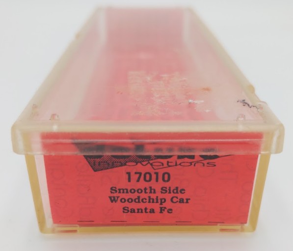 Deluxe Innovations 17010 N Scale Santa Fe Smooth Side Woodchip Car #165745 EX/Box