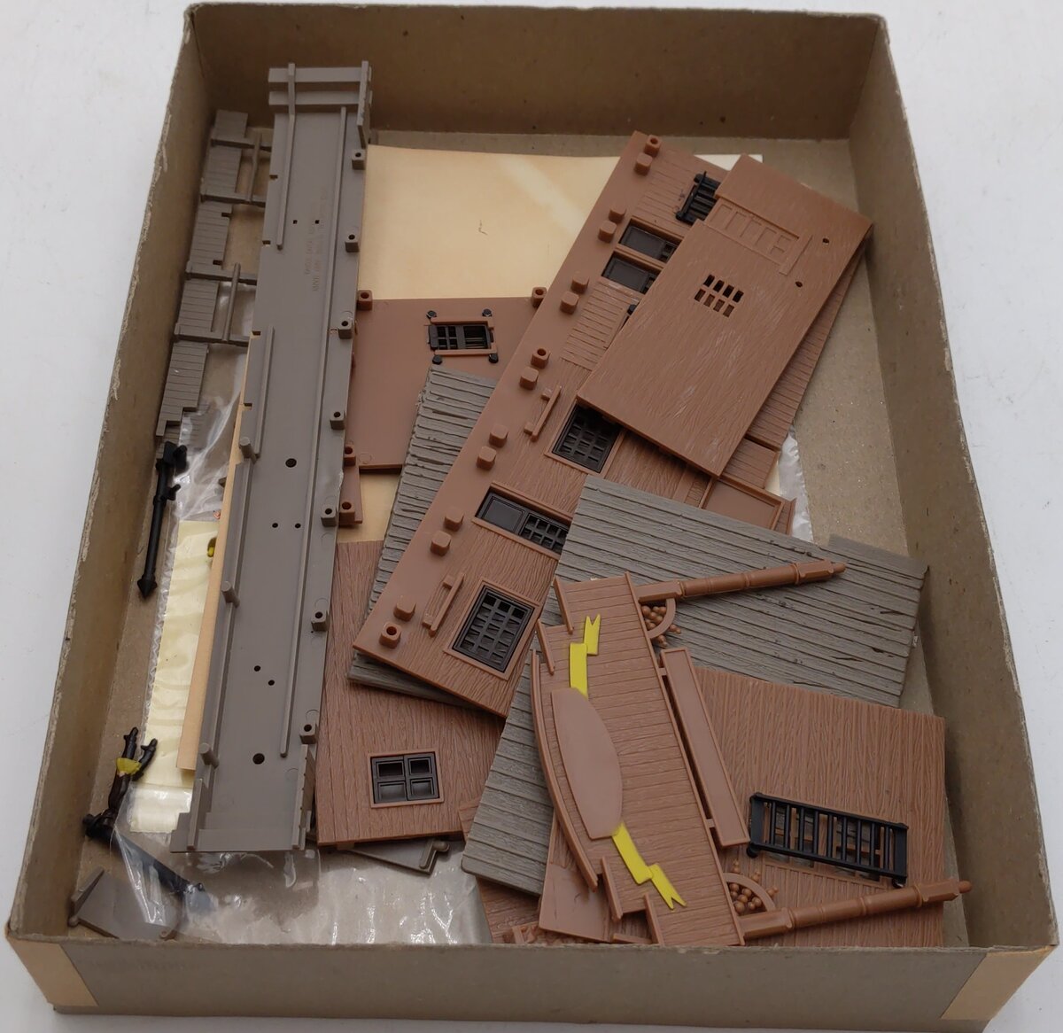 Bachmann 2912 HO Saloon & Barbers Shop Building Kit EX/Box