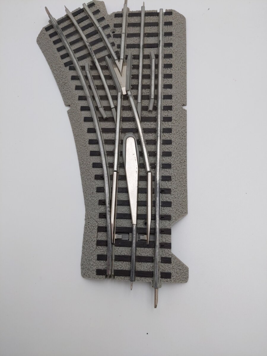 Lionel 6-12045 O36 Left Hand Remote-Control FasTrack Curved Switch Turnouts [2]