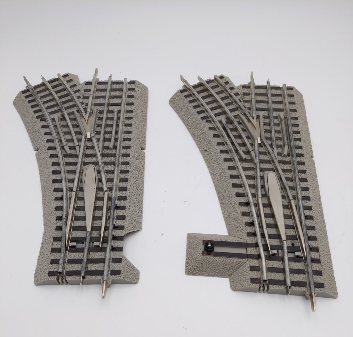 Lionel 6-12045 O36 Left Hand Remote-Control FasTrack Curved Switch Turnouts [2]