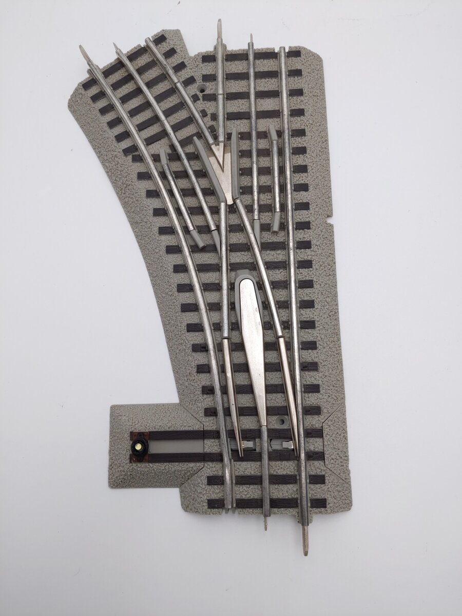 Lionel 6-12045 O36 Left Hand Remote-Control FasTrack Curved Switch Turnouts [2]
