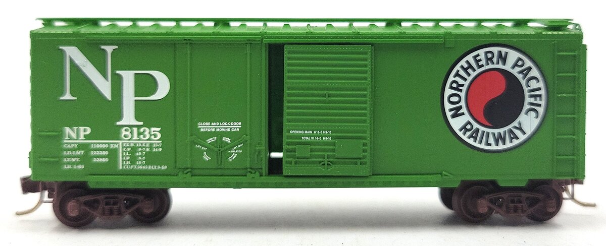 Micro-Trains 02200090 N Northern Pacific 40' Plug & Sliding Door Boxcar #8135 LN/Box
