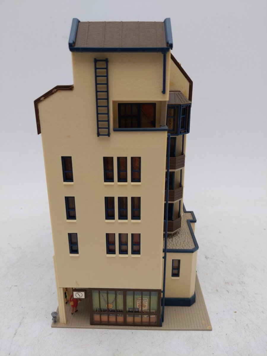 Vollmer 43801 HO Modern Apartment Building - Assembled EX